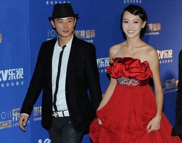罗晋镜头下的唐嫣爱意满满，桌上铺满玫瑰花瓣好浪漫