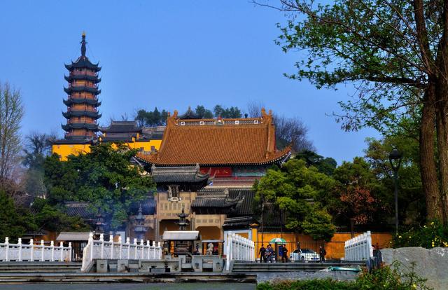 一家人不说两家话，一家人何必说两家话