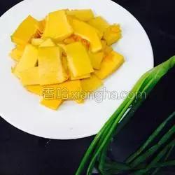 如何炒嫩南瓜才好吃，葱油爽脆南瓜