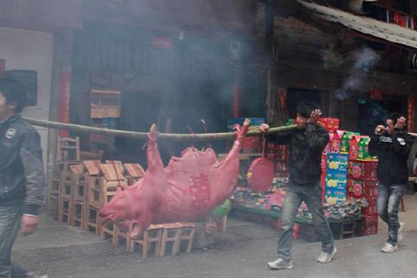 贵州西江苗寨姑娘，贵州很多地方的苗族小伙谈恋爱靠