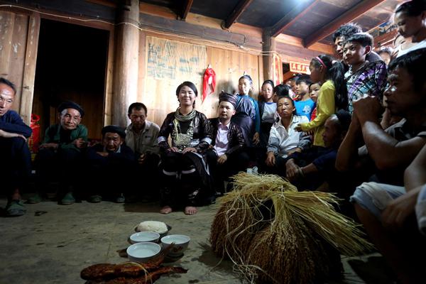 贵州西江苗寨姑娘，贵州很多地方的苗族小伙谈恋爱靠