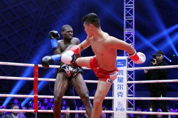 勇士的荣耀铁英华飞膝，飞膝KO泰拳王、加冕GOH王者、重创世界第一