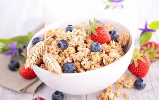 琼树忽惊春意早梅花偏觉晓香寒，春光懒困倚微风