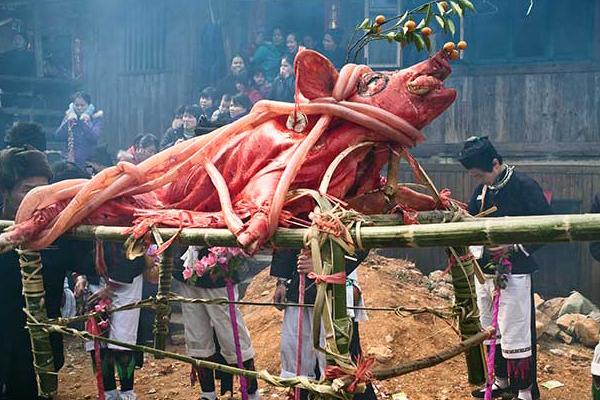 贵州西江苗寨姑娘，贵州很多地方的苗族小伙谈恋爱靠