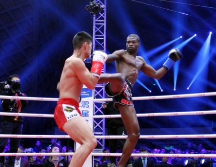 勇士的荣耀铁英华飞膝，飞膝KO泰拳王、加冕GOH王者、重创世界第一