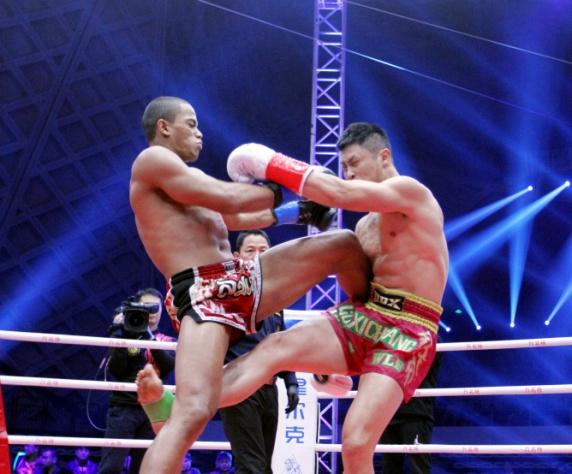 勇士的荣耀铁英华飞膝，飞膝KO泰拳王、加冕GOH王者、重创世界第一