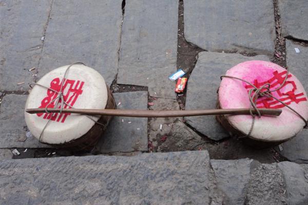 贵州西江苗寨姑娘，贵州很多地方的苗族小伙谈恋爱靠