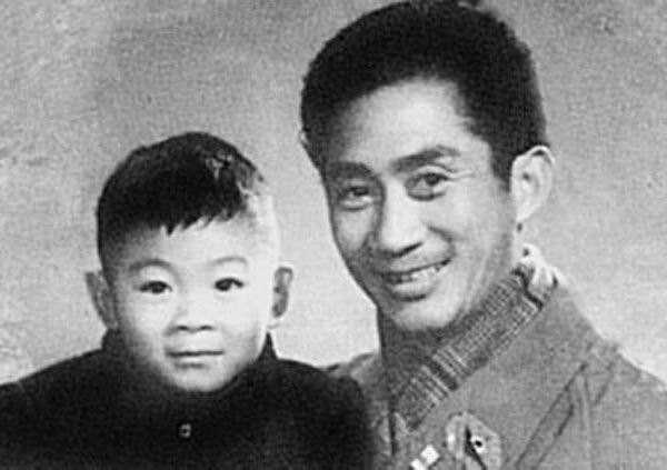 六小龄童身世简介，六小龄童悼念母亲百岁诞辰