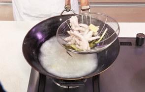 无骨鸡爪泡椒凤爪的做法，精选美味无骨泡椒凤爪的做法