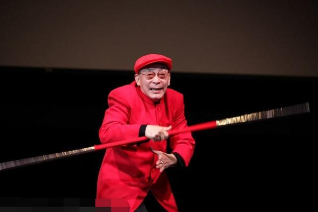 六小龄童身世简介，六小龄童悼念母亲百岁诞辰