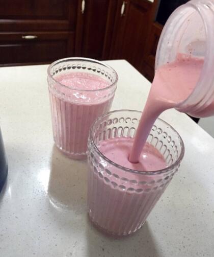 如何制作蓝莓果汁，蓝莓女生的最爱-蓝莓奶昔的独家做法