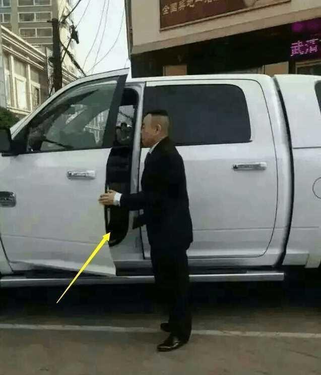 潘长江林肯豪华车，潘长江开道奇公羊豪车上路