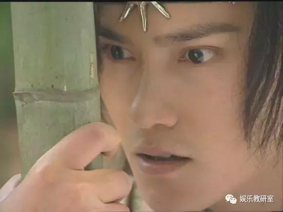 48岁成名后又离开20年结发妻，出生豪门家世显赫