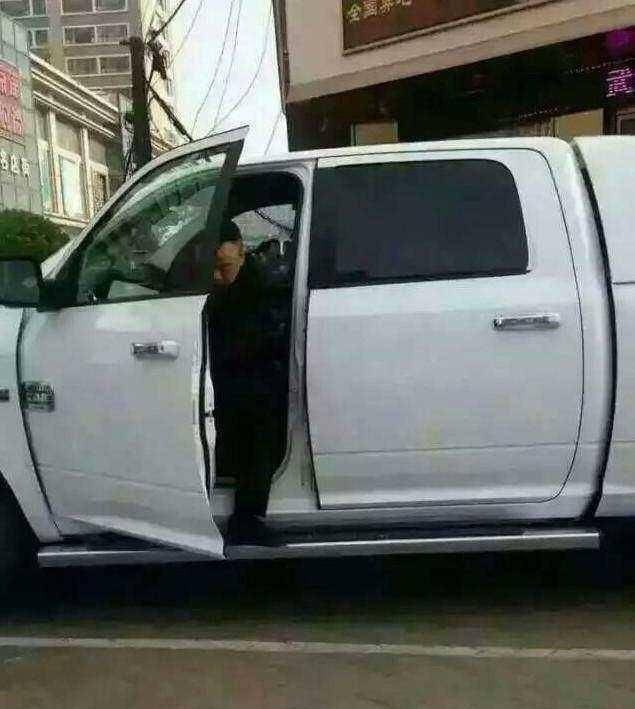 潘长江林肯豪华车，潘长江开道奇公羊豪车上路