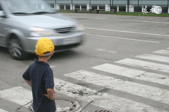 人行道可以掉头吗，人行道不能掉头吗（调头是在斑马线里还是过了斑马线）