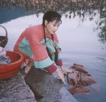 张嘉译有几个妻子，张嘉译的历任妻子（张嘉译的老婆是她）