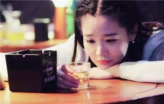 张嘉译有几个妻子，张嘉译的历任妻子（张嘉译的老婆是她）
