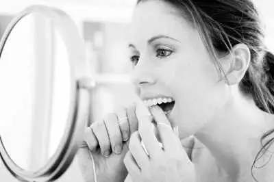 坚持使用牙线，专家说合理使用牙线