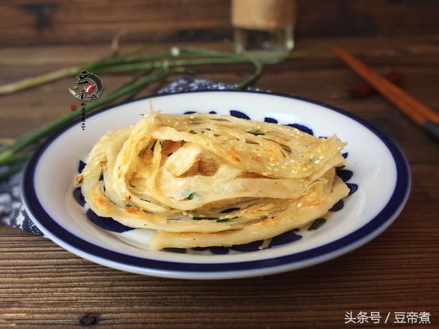 葱油卷饼的做法，用葱油饼还原儿时记忆中的美味