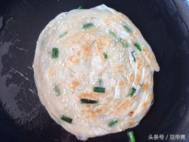 葱油卷饼的做法，用葱油饼还原儿时记忆中的美味