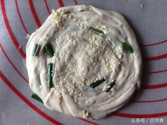 葱油卷饼的做法，用葱油饼还原儿时记忆中的美味