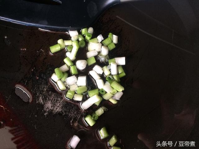 葱油卷饼的做法，用葱油饼还原儿时记忆中的美味