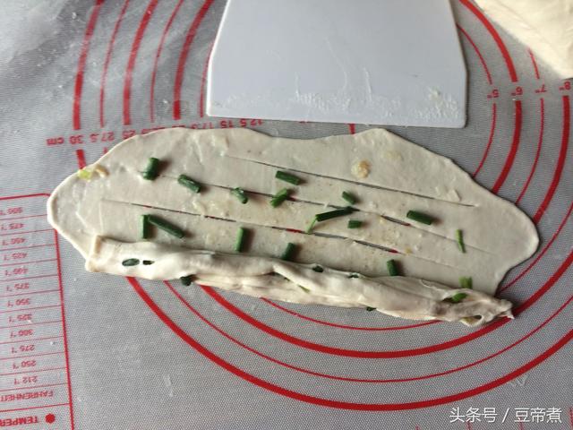 葱油卷饼的做法，用葱油饼还原儿时记忆中的美味