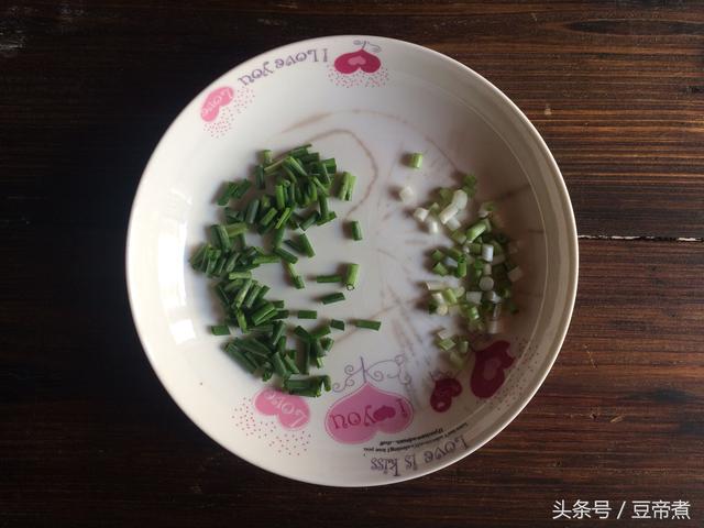 葱油卷饼的做法，用葱油饼还原儿时记忆中的美味