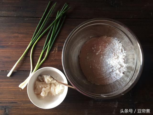 葱油卷饼的做法，用葱油饼还原儿时记忆中的美味
