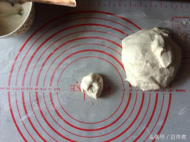 葱油卷饼的做法，用葱油饼还原儿时记忆中的美味