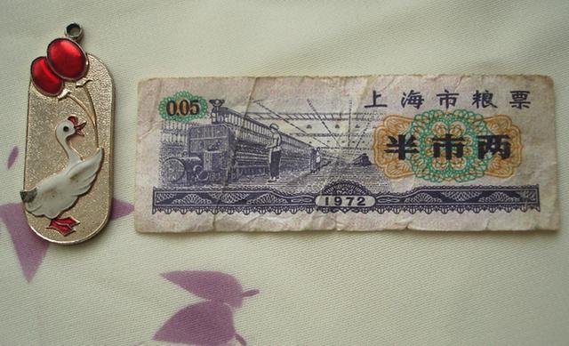 70年代老糖纸，这些小时候收集过的糖纸