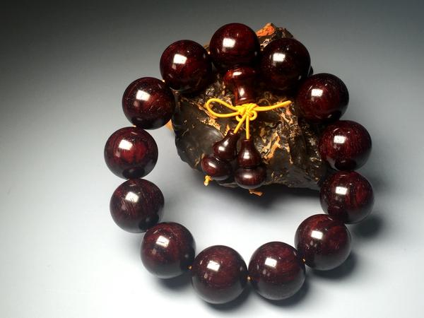 小叶紫檀手串怎么盘玩，盘小叶紫檀手串的正确方法（盘玩小叶紫檀手串的基本套路）