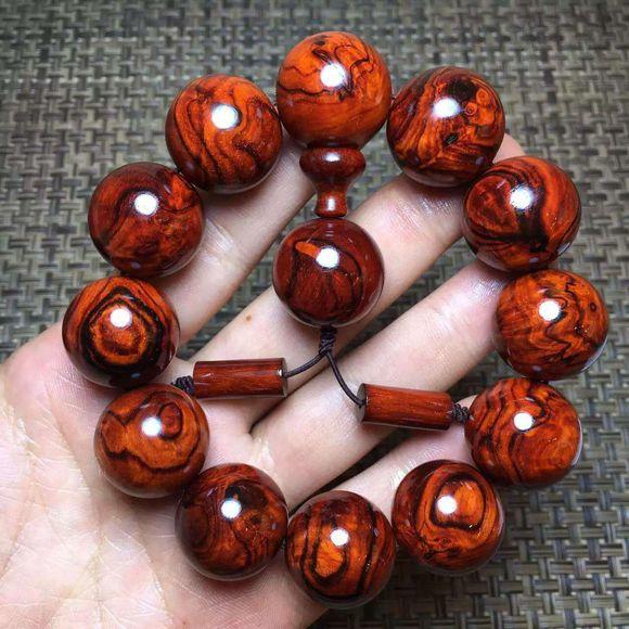 小叶紫檀手串怎么盘玩，盘小叶紫檀手串的正确方法（盘玩小叶紫檀手串的基本套路）