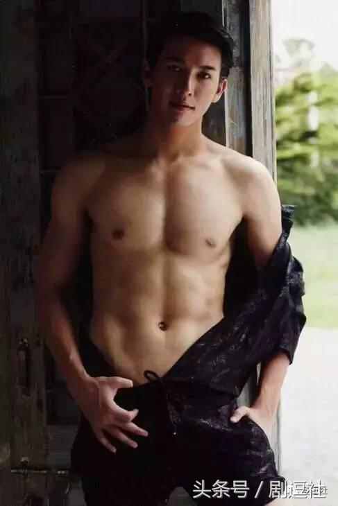 秀智想亲李钟硕被问你在干什么，秀智牵手李钟硕出席新剧发布会