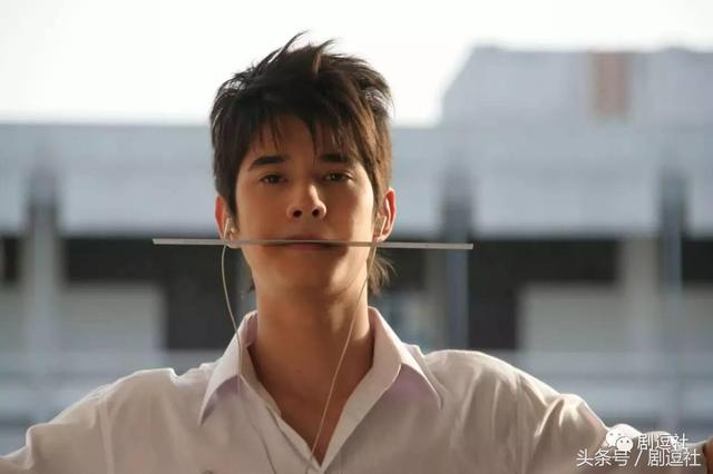 秀智想亲李钟硕被问你在干什么，秀智牵手李钟硕出席新剧发布会