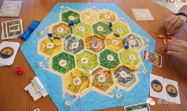 卡坦岛策略类桌游，有位玩家把桌游卡坦岛变成了一个球