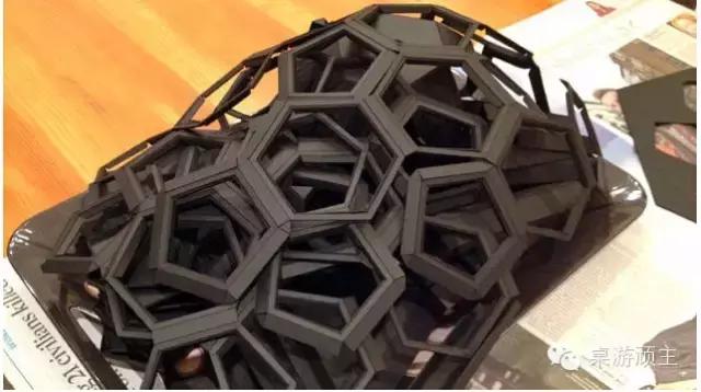 卡坦岛策略类桌游，有位玩家把桌游卡坦岛变成了一个球