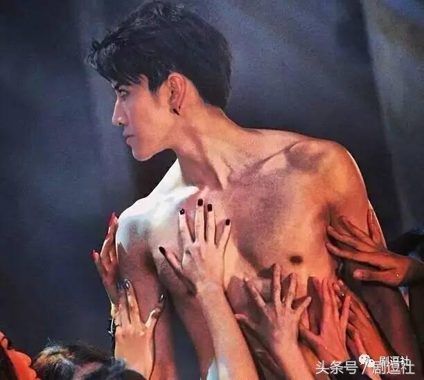 秀智想亲李钟硕被问你在干什么，秀智牵手李钟硕出席新剧发布会