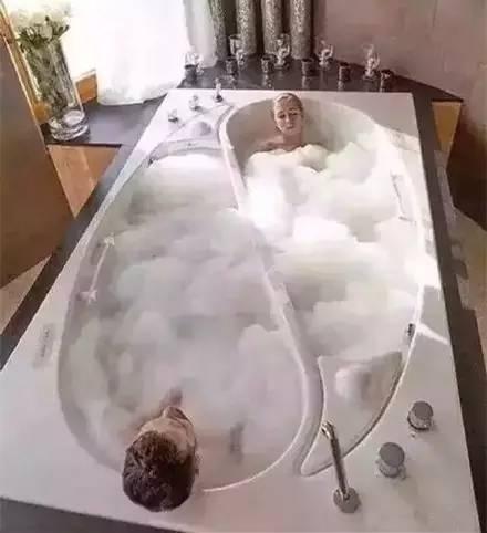 借装备正确秀恩爱，逼死单身狗