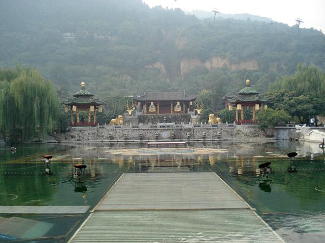 温泉水滑洗凝脂，温泉水循环（说的正是骊山脚下的华清御汤）