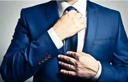 男士正装的标准，男士西装着装要求以及禁忌（男士西装的穿着礼仪）