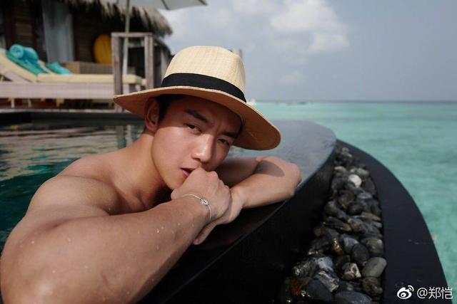 郑恺前女友程晓玥秀恩爱，郑恺晒女友程晓玥美照