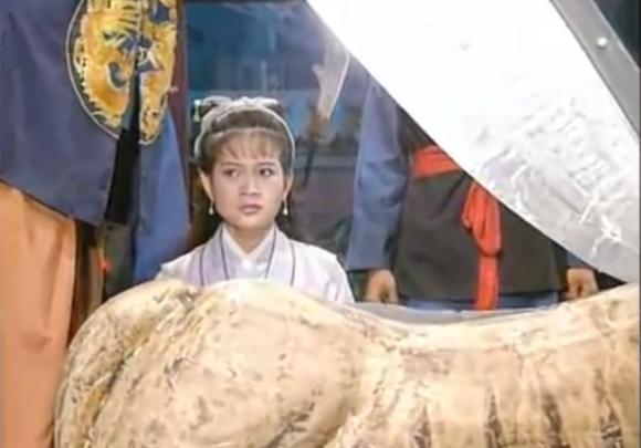 老版包青天里的展昭恋情，她是包青天中痴恋展昭的白雪梅