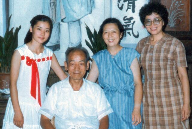 何赛飞多大年龄，何赛飞老公个人资料简介