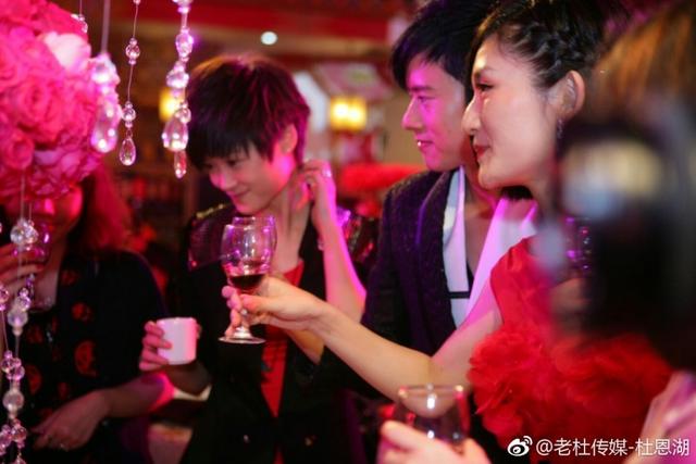 张杰谢娜的结婚照片，谢娜和张杰李宇春（夫妻穿情侣装向对方表白）