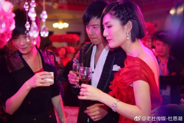 张杰谢娜的结婚照片，谢娜和张杰李宇春（夫妻穿情侣装向对方表白）