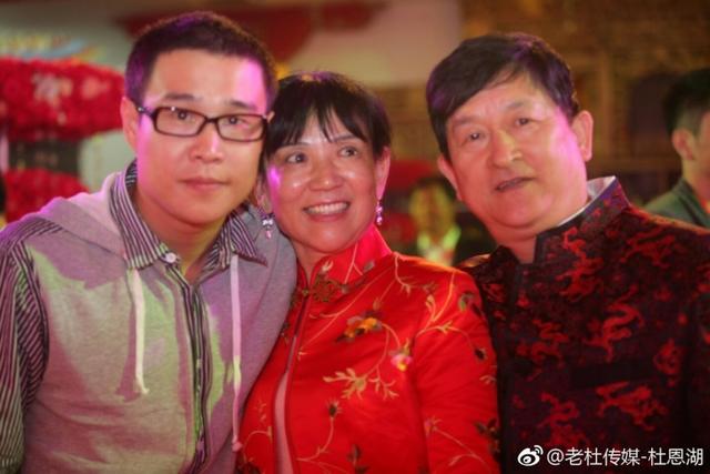 张杰谢娜的结婚照片，谢娜和张杰李宇春（夫妻穿情侣装向对方表白）