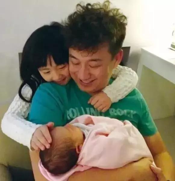 黄磊一家有多美，相爱22年生3个孩子