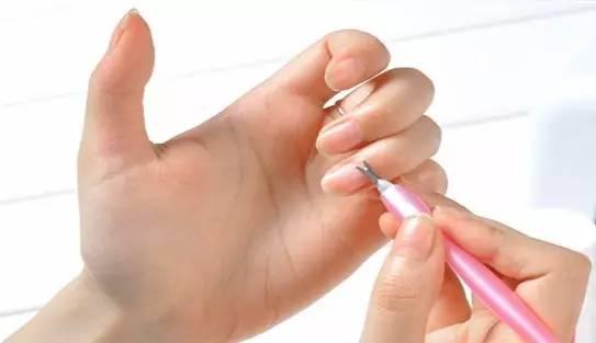 自己在家如何做美甲详细教程，到底是先加固还是先封层