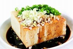 凉拌豆腐怎么做好吃又简单，凉拌豆腐做法简单又好吃（很多人第一步就错了）